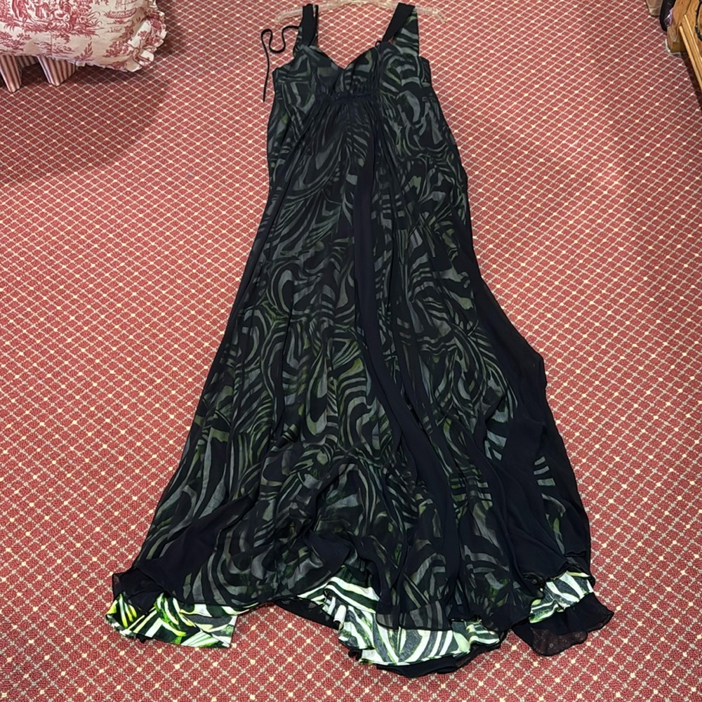 Black and green detailing size 4 gown